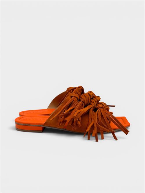 Ciabatta flat arancione con nappine decorative IL LACCIO | Q15CAMOSCIOARANCIONE
